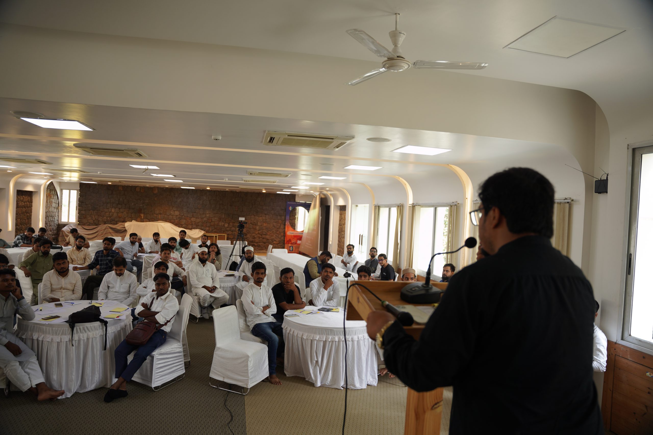 Shams Tabrez Qasmi addressing journalists during workshop 